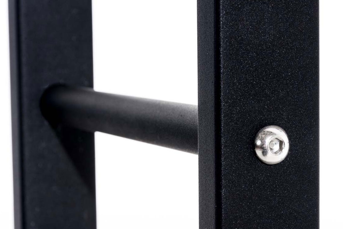 Detalje af sort metalramme med tværstang og skrue