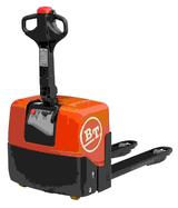 Elektrisk palleløfter (BT) i orange og sort med styrehåndtag og gafler, set skråt forfra