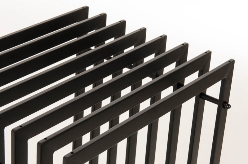 Detalje af sort metal magasinholder med flere rum