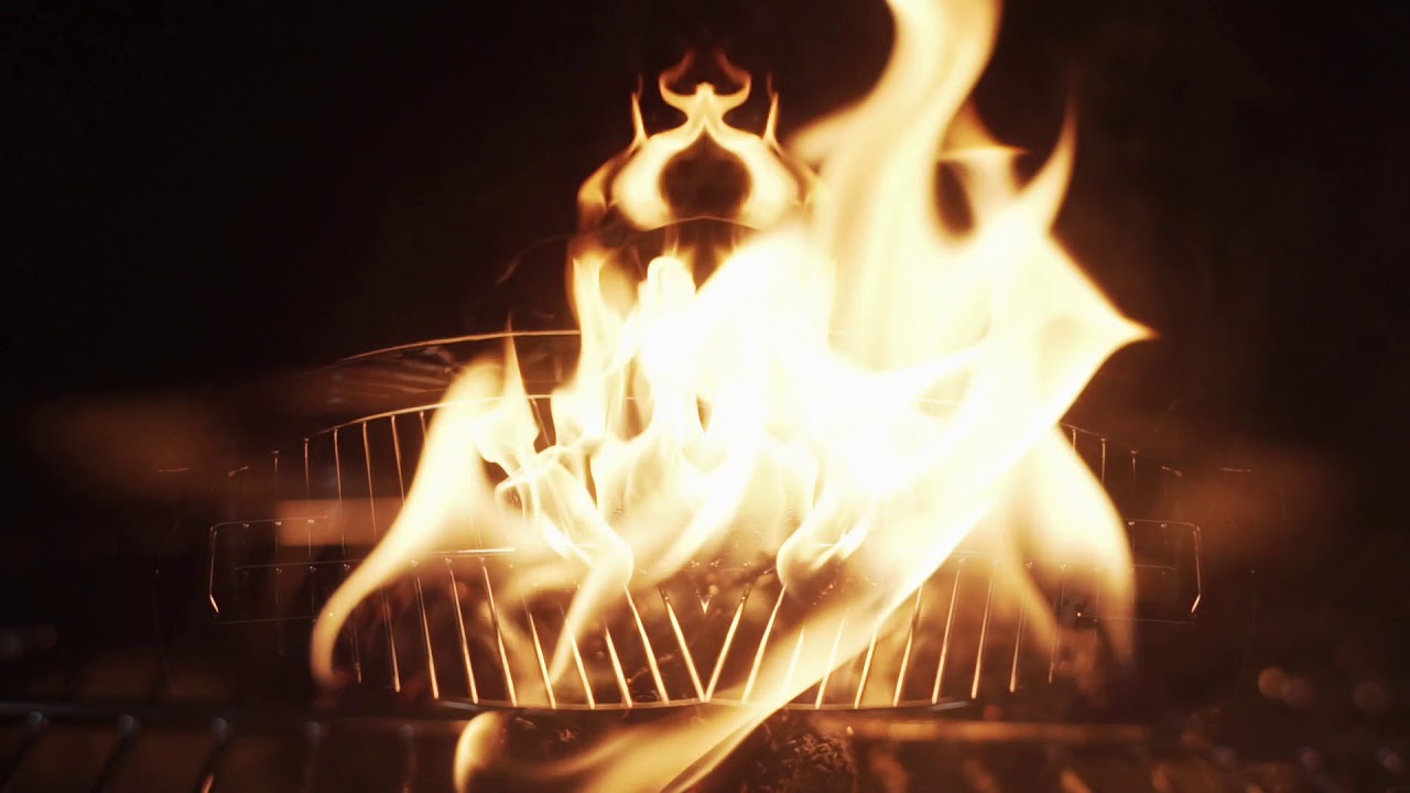 Flammer over grillriste som illustrerer brugen af InFlame Bio Firestarter optændingsruller, 50 stk. CO2-neutral, fremstillet af træfibre med bivoks – nem grill-, brændeovn- og bålop­tænding (8-12 min).