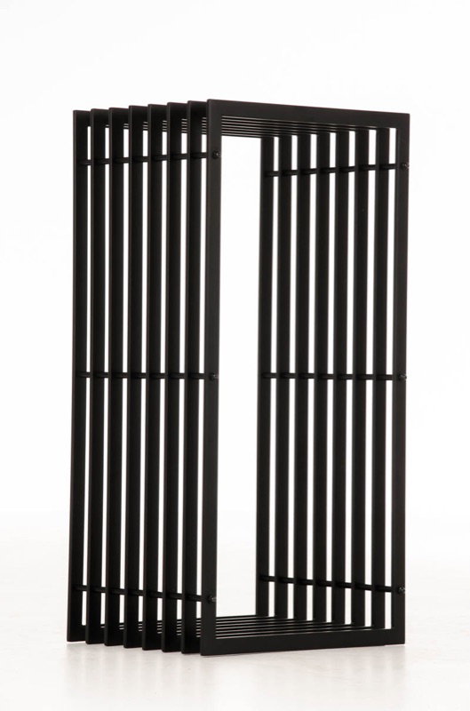 Sort fritstående metalreol med lameller og åben side
