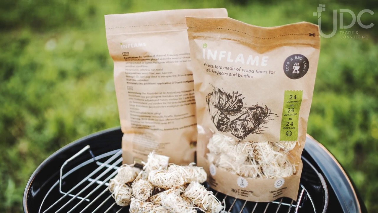 InFlame Bio Firestarter - 24 stk. optændingsruller | miljøvenlige træfiber-ruller med bivoks, 8–12 min brændetid InFlame Bio Firestarter 24 stk. optændingsruller i genlukkelig papirpose og flere løse ruller på en grillrist. Miljøvenlige, lugtfri træfiber-ruller til grill, brændeovn og bål – CO2-neutral, lavet med bivoks, brænder 8–12 minutter.