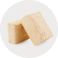 To stykker sesamhalva (halva) på neutral hvid baggrund