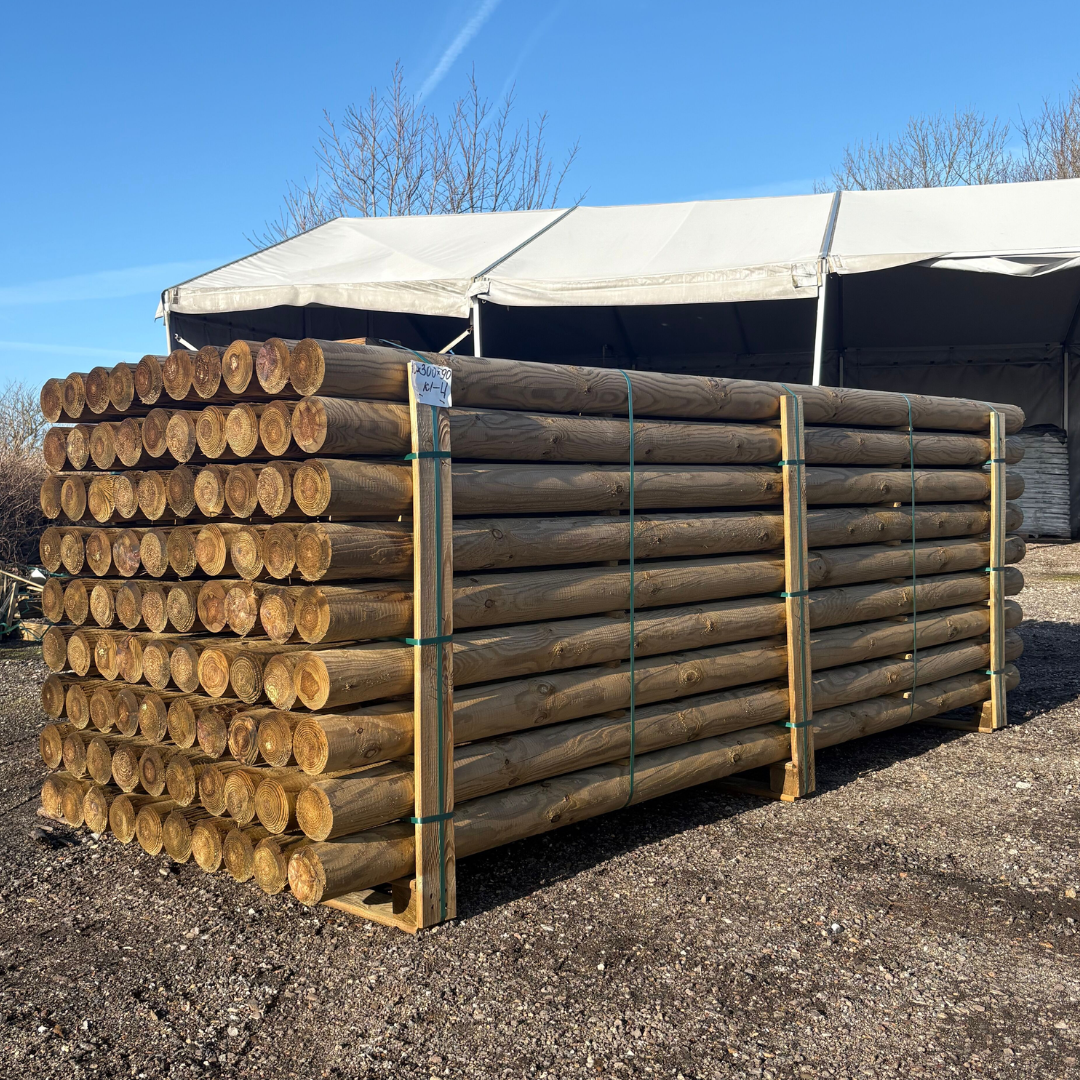 Hegnspæle Ø10 uden spids 3 m - trykimprægneret NTR Klasse A, arsenfri (BMB) Stak af hegnspæle Ø10 uden spids, 3 meter; cylinderdrejet fyrretræ, trykimprægneret og arsenfri, NTR Klasse A fra BMB – robust valg til hegn med forventet levetid 15–20 år