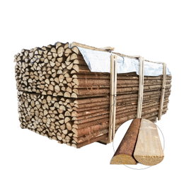 Flækkede granrafter med bark Ø6-9 cm x 220 cm | BMB Stak af flækkede (halve) granrafter med bark, Ø6-9 cm, længde 220 cm fra BMB – naturprodukt til haveprojekter med naturlige variationer i størrelse og krumning
