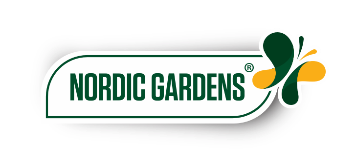 Nordic Gardens logo med grøn ramme og grøn-gul sommerfugl Logo: 'NORDIC GARDENS' i grøn tekst inden i hvid ramme med grøn kant og en stiliseret grøn-gul sommerfugl