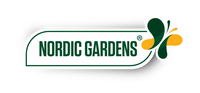 Logo: 'NORDIC GARDENS' i grøn tekst inden i hvid ramme med grøn kant og en stiliseret grøn-gul sommerfugl