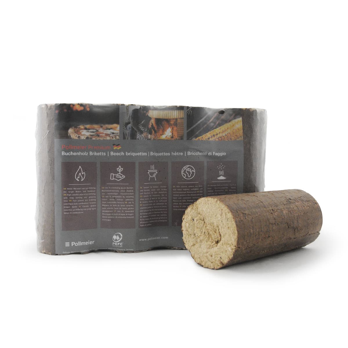 Pakket Deluxe Bøgebriketter Premium fra BMB med én løs, tætpresset bøgebriket i forgrunden; tysk kvalitet, lavt askeindhold og størrelse Ø9x22 cm, velegnet til brændeovne