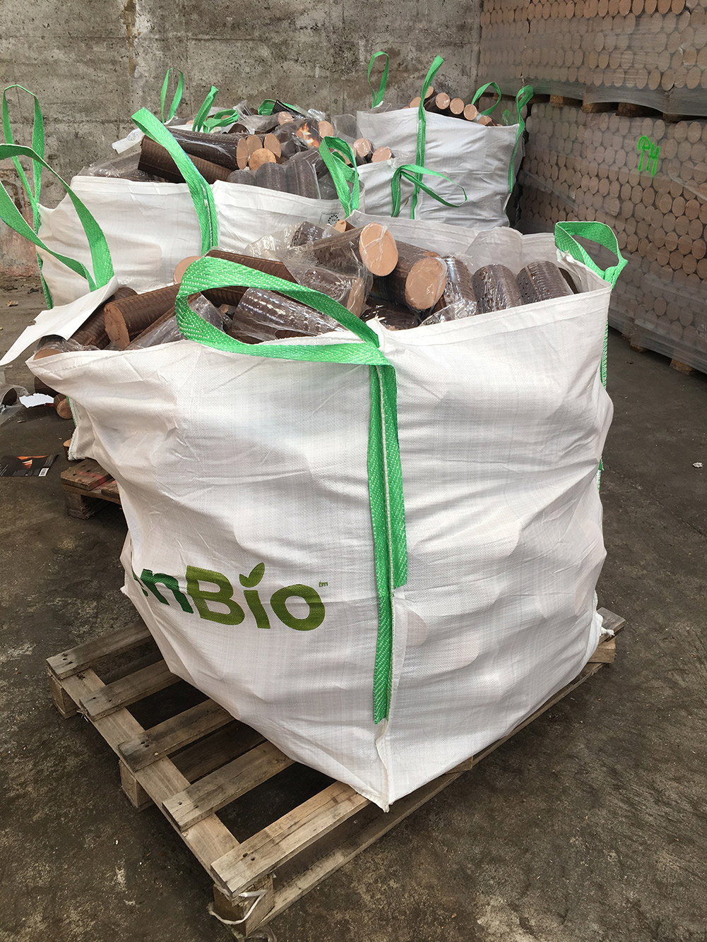 Bigbag med biobrændsel briketter på palle Stor bigbag med træbriketter til biobrændsel på palle