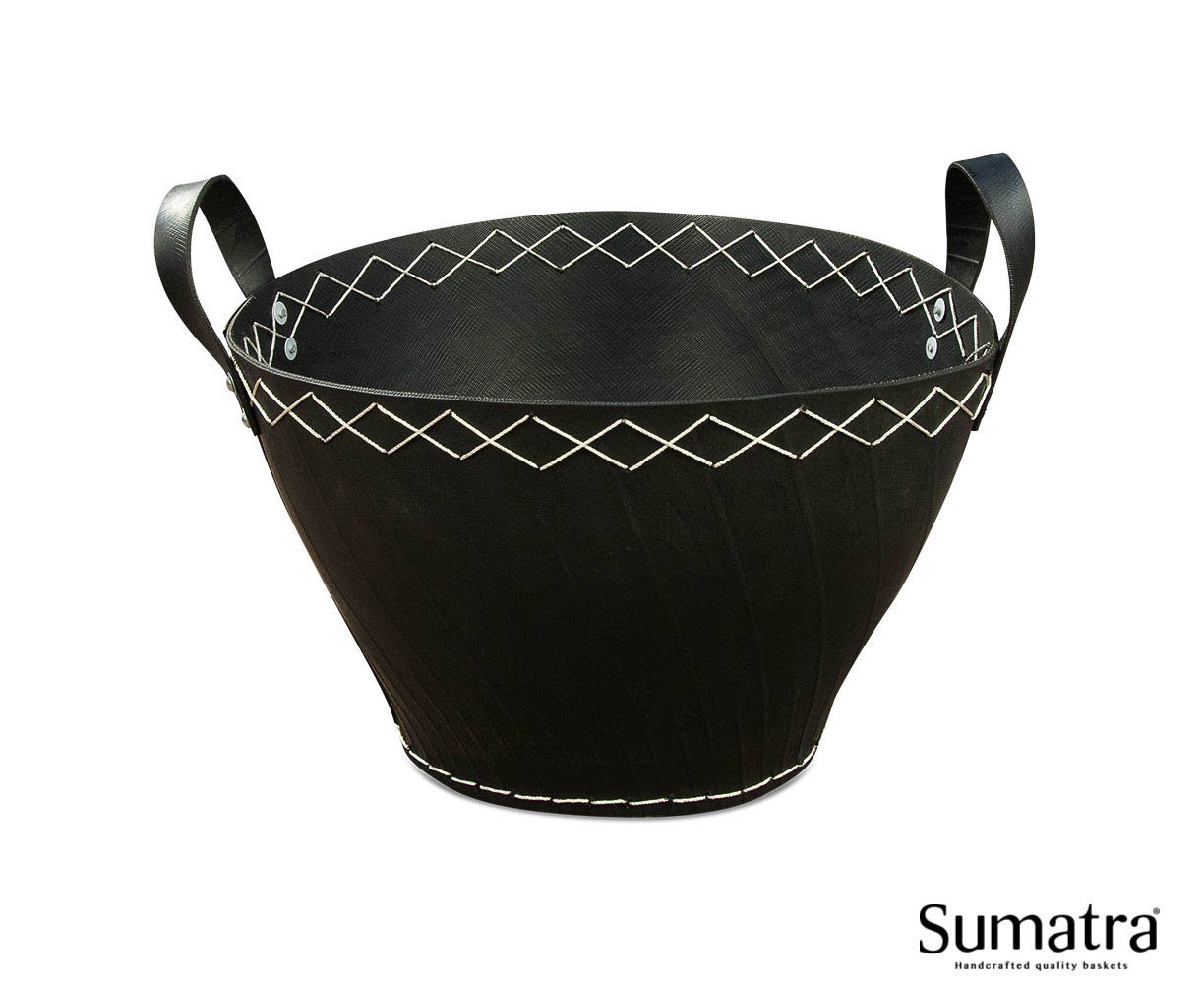 Sort Sumatra kurv i gummi med hvide syninger