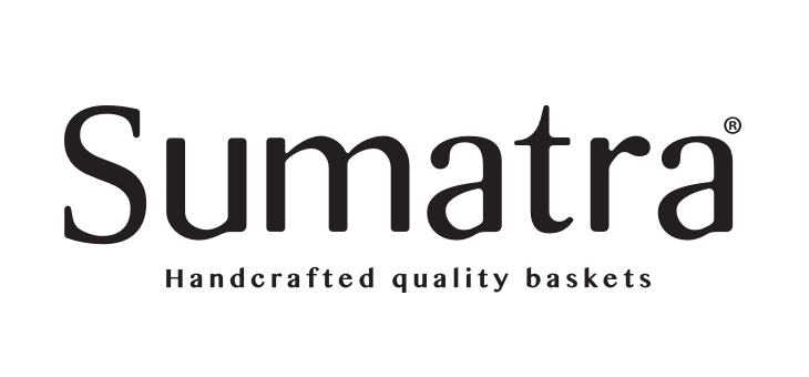 Sumatra logo: brandlogo med teksten 'Handcrafted quality baskets' – håndlavede kvalitetskurve Sumatra logo – brandnavn med tagline 'Handcrafted quality baskets', logo for håndlavede kvalitetskurve