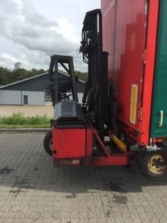 Rød lastvogn med påmonteret gaffeltruck ved trailer mobiltruck