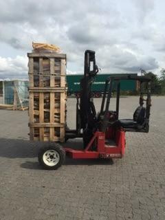 Gaffeltruck med stablede træpaller på udendørs lagerplads under skyet himmel mobiltruck
