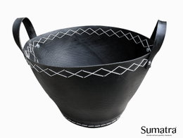 Sort Sumatra kurv i gummi med hvide syninger