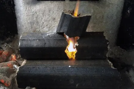 Brændende træbriketter i pejsovn – effektiv varme fra pressede briketter Tændte sorte træbriketter stablet i pejsovn med synlig flamme og glødende kul