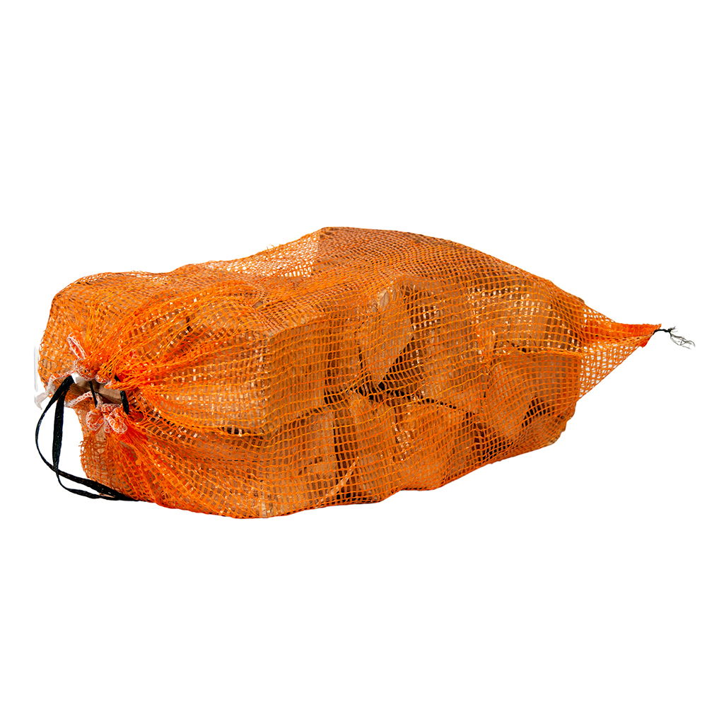 Billede af dansk hårdttræ pakket i orange netposer, 110 poser á 30 liter, nemt at transportere og sælge. Producent: Dansk Brænde.