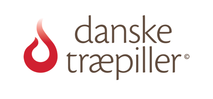 Logo: Danske Træpiller – rød flamme og brun skrifttype Danske Træpiller logo med rød flammeikon og brun tekst