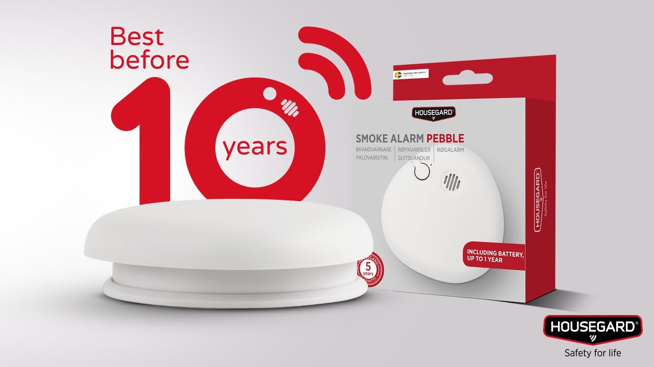 Hvid Housegard Pebble optisk røgalarm vist sammen med emballage; naturinspireret pebble-design, LED-indikator, test- og pausefunktion, inkl. 9V-batteri, CE- og EN 14604-godkendt, reducerer falske alarmer