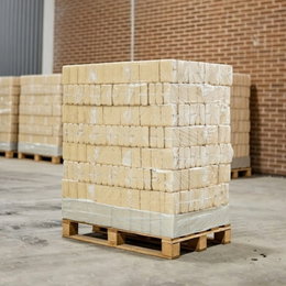RUF Briketter 960 kg - BMB | Palle med briketter inkl. 10 poser optændingsbrænde Palle med RUF briketter 960 kg fra BMB, stablet og indpakket på træpalle, klar til levering, leveres inkl. 10 poser optændingsbrænde