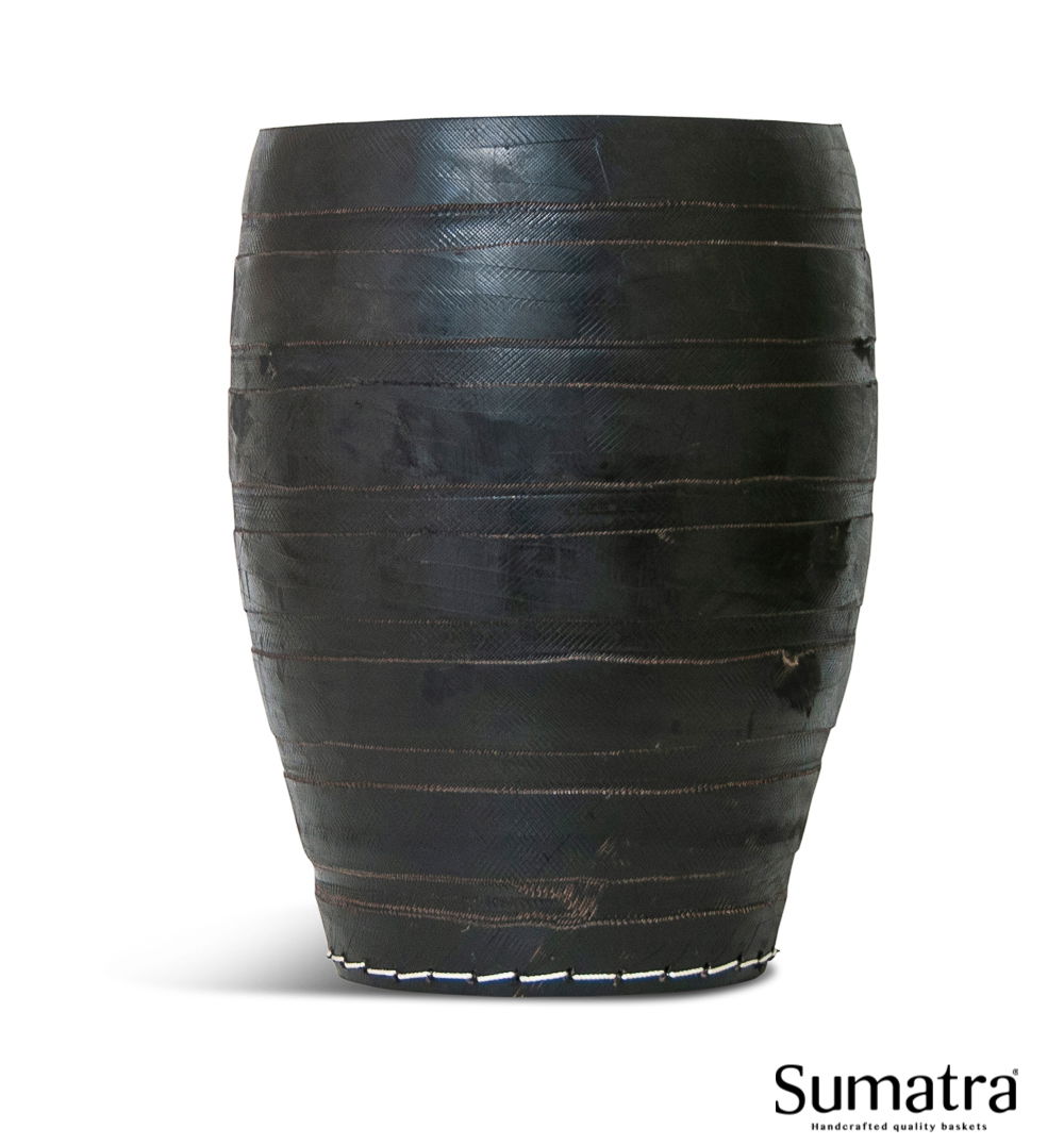 Sumatra Dekokurv m. mønster str. small – dekorativ kurv med råt look Sumatra dekokurv med mønster, str. small. Flot dekorationskurv i sort med råt, håndlavet udtryk